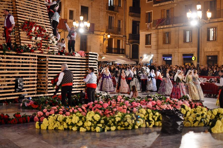 Fotos: Rostros conocidos en el primer día de Ofrenda de las Fallas 2018