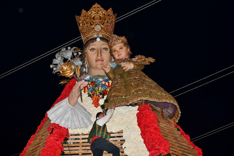 Fotos: Rostros conocidos en el primer día de Ofrenda de las Fallas 2018