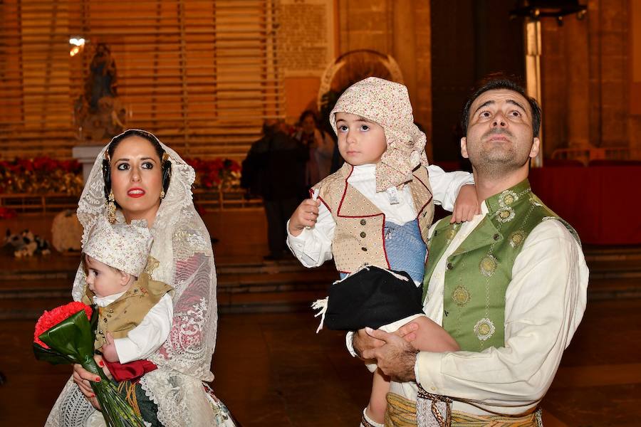 Fotos: Rostros conocidos en el primer día de Ofrenda de las Fallas 2018