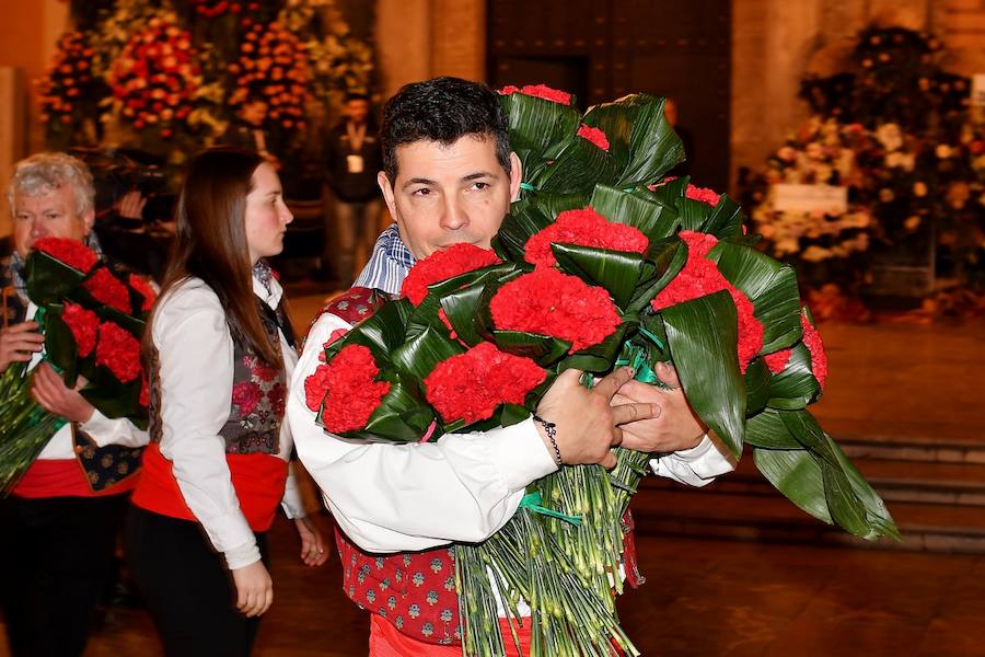 Fotos: Rostros conocidos en el primer día de Ofrenda de las Fallas 2018