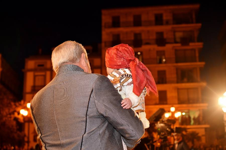 Fotos: Rostros conocidos en el primer día de Ofrenda de las Fallas 2018