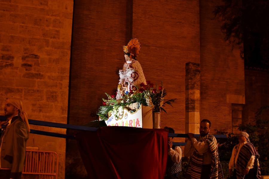 Fotos: Rostros conocidos en el primer día de Ofrenda de las Fallas 2018