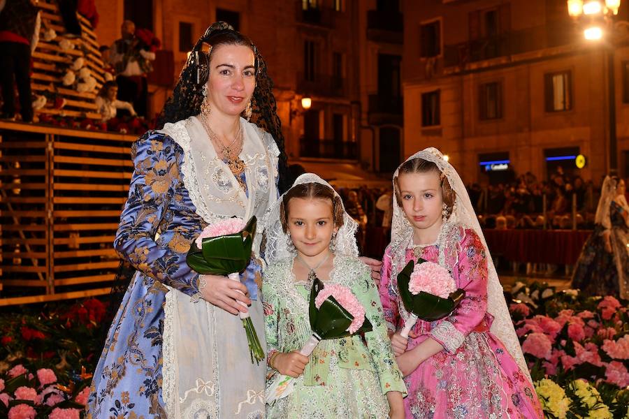 Fotos: Rostros conocidos en el primer día de Ofrenda de las Fallas 2018