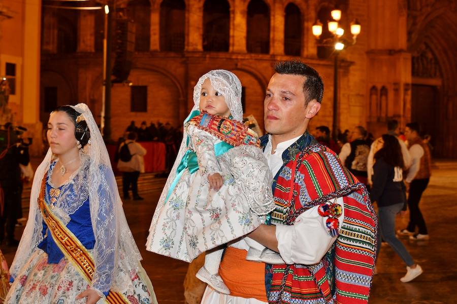 Fotos: Rostros conocidos en el primer día de Ofrenda de las Fallas 2018