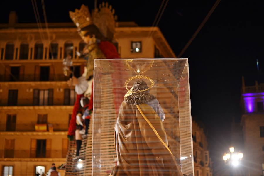 Fotos: Rostros conocidos en el primer día de Ofrenda de las Fallas 2018