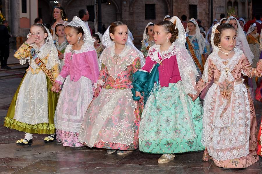 Fotos: Rostros conocidos en el primer día de Ofrenda de las Fallas 2018