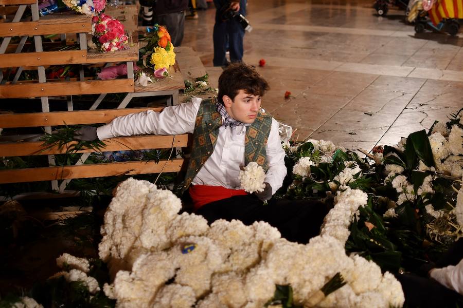 Fotos: Rostros conocidos en el primer día de Ofrenda de las Fallas 2018