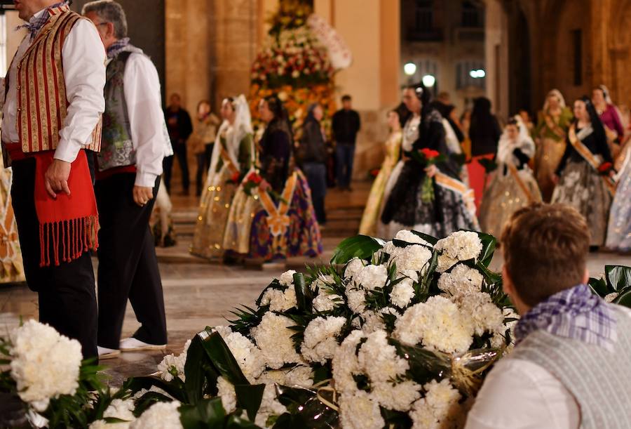 Fotos: Rostros conocidos en el primer día de Ofrenda de las Fallas 2018