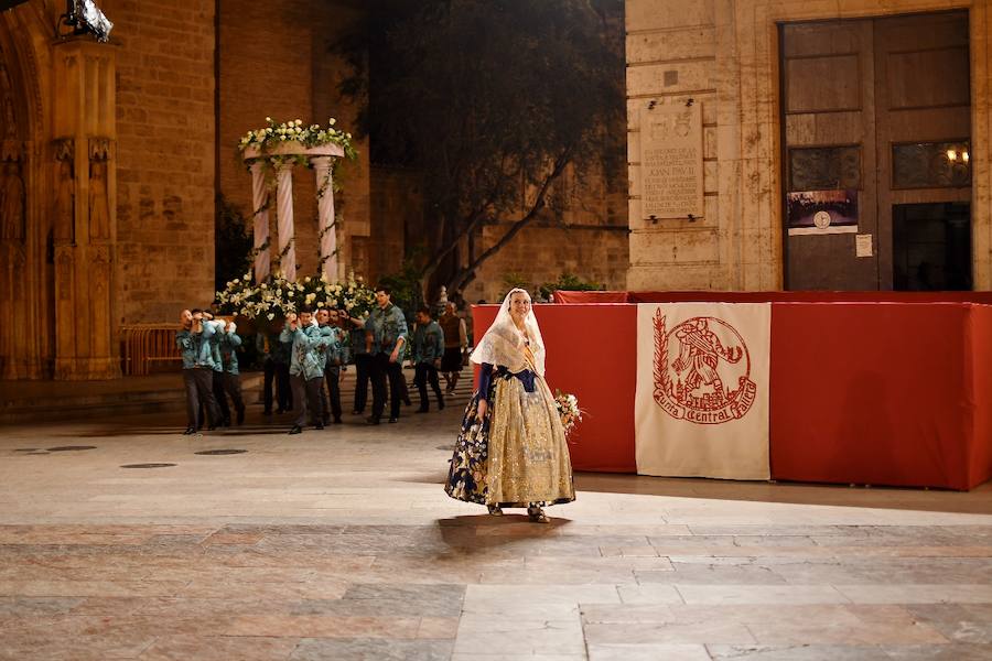 Fotos: Rostros conocidos en el primer día de Ofrenda de las Fallas 2018