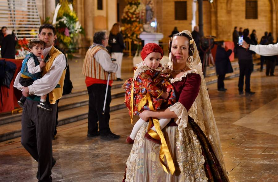 Fotos: Rostros conocidos en el primer día de Ofrenda de las Fallas 2018