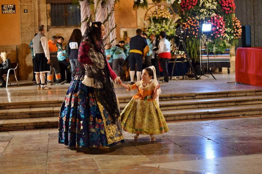 Fotos: Rostros conocidos en el primer día de Ofrenda de las Fallas 2018