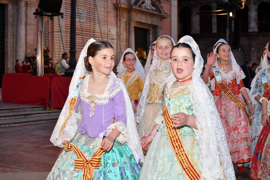 Fotos: Rostros conocidos en el primer día de Ofrenda de las Fallas 2018