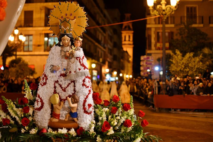 Fotos: Rostros conocidos en el primer día de Ofrenda de las Fallas 2018