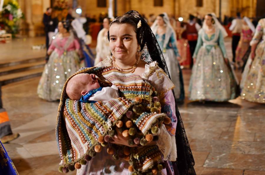 Fotos: Rostros conocidos en el primer día de Ofrenda de las Fallas 2018