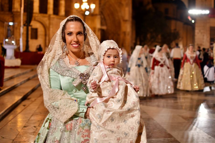 Fotos: Rostros conocidos en el primer día de Ofrenda de las Fallas 2018