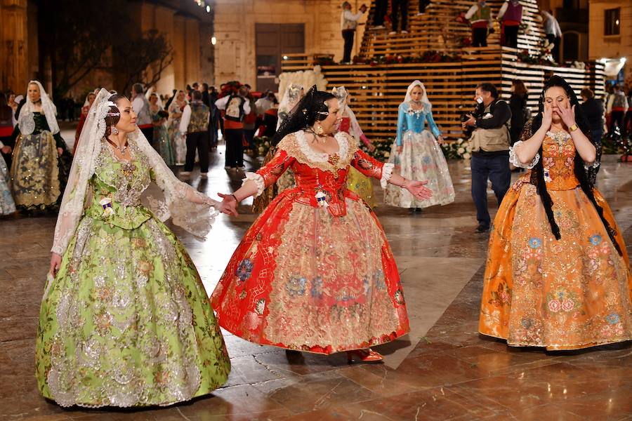 Fotos: Rostros conocidos en el primer día de Ofrenda de las Fallas 2018