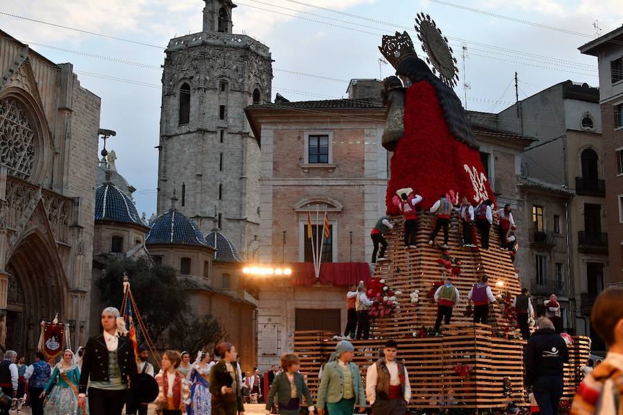 Fotos: Rostros conocidos en el primer día de Ofrenda de las Fallas 2018