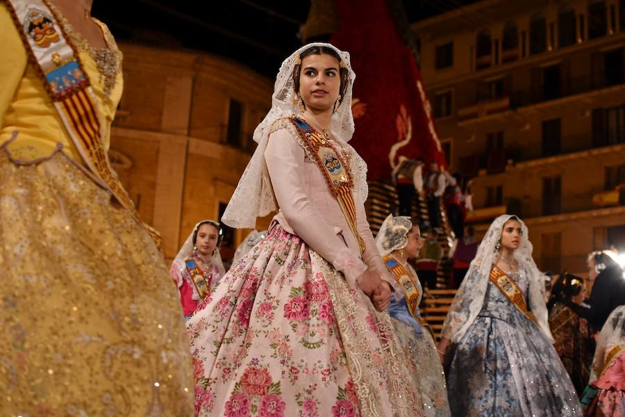 Fotos: Rostros conocidos en el primer día de Ofrenda de las Fallas 2018