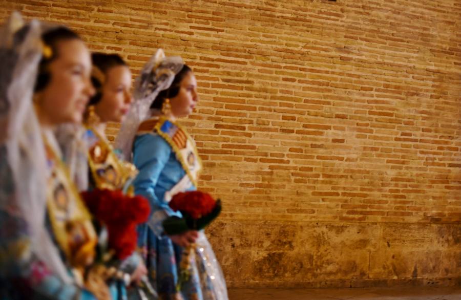 Fotos: Rostros conocidos en el primer día de Ofrenda de las Fallas 2018