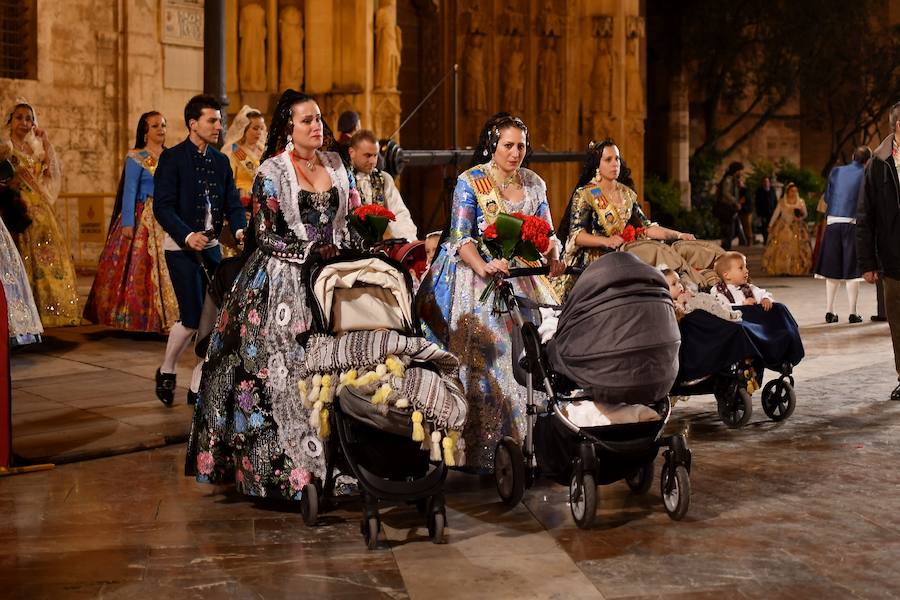 Fotos: Rostros conocidos en el primer día de Ofrenda de las Fallas 2018