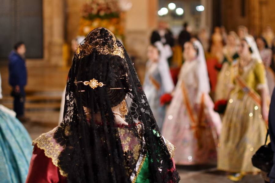 Fotos: Rostros conocidos en el primer día de Ofrenda de las Fallas 2018