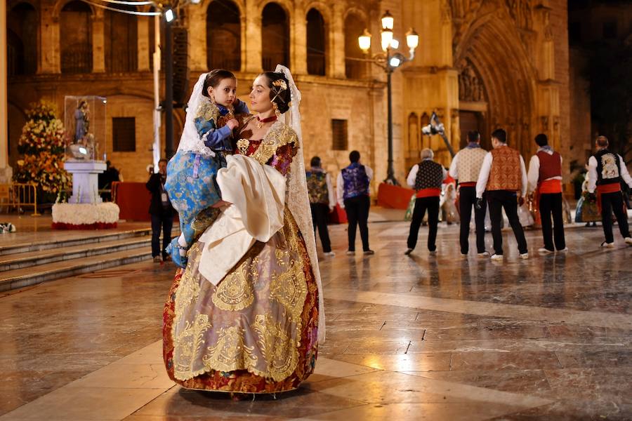 Fotos: Rostros conocidos en el primer día de Ofrenda de las Fallas 2018