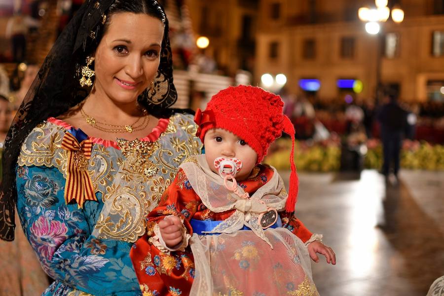 Fotos: Rostros conocidos en el primer día de Ofrenda de las Fallas 2018