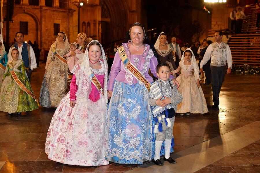 Fotos: Rostros conocidos en el primer día de Ofrenda de las Fallas 2018