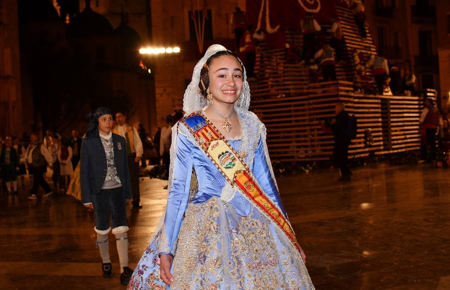 Fotos: Rostros conocidos en el primer día de Ofrenda de las Fallas 2018