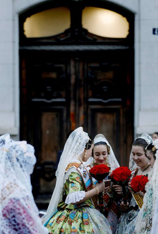 La Ofrenda de flores a la Virgen de los Desamparados se convierte en la concentración más multitudinaria de falleros al participar todas las comisiones pertenecientes a Junta Central Fallera, además de las casas regionales presentes en Valencia, así como Juntas Locales Falleras de municipios de la Comunitat Valenciana.