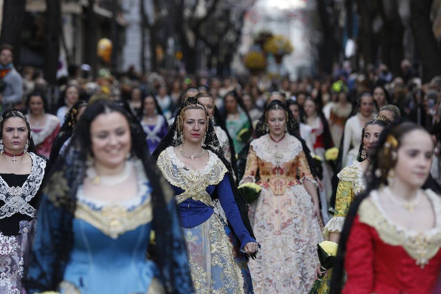 La Ofrenda de flores a la Virgen de los Desamparados se convierte en la concentración más multitudinaria de falleros al participar todas las comisiones pertenecientes a Junta Central Fallera, además de las casas regionales presentes en Valencia, así como Juntas Locales Falleras de municipios de la Comunitat Valenciana.