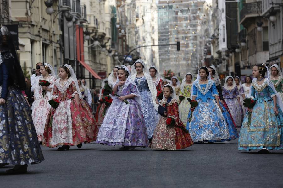 La Ofrenda de flores a la Virgen de los Desamparados se convierte en la concentración más multitudinaria de falleros al participar todas las comisiones pertenecientes a Junta Central Fallera, además de las casas regionales presentes en Valencia, así como Juntas Locales Falleras de municipios de la Comunitat Valenciana.