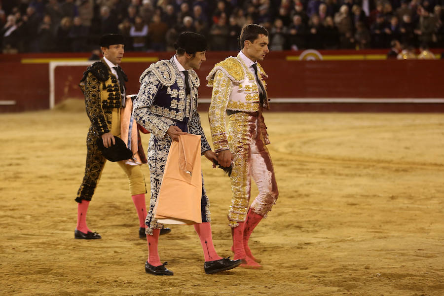 Enrique Ponce cuaja una de sus mejores tardes en Valencia. Por encima del número de trofeos, dos orejas de su segundo toro y una apoteósica vuelta al ruedo. Tras una incomprensible negativa del presidente, hay que resaltar dos faenas de grandísimo nivel. Elegante y técnicamente perfecta su primer trasteo y muy poderosa la faena del éxito final. A ese toro prácticamente ningún otro torero lo puede torear con esa magnificencia.