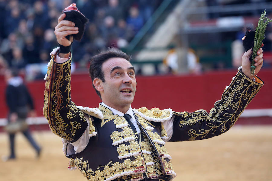 Enrique Ponce cuaja una de sus mejores tardes en Valencia. Por encima del número de trofeos, dos orejas de su segundo toro y una apoteósica vuelta al ruedo. Tras una incomprensible negativa del presidente, hay que resaltar dos faenas de grandísimo nivel. Elegante y técnicamente perfecta su primer trasteo y muy poderosa la faena del éxito final. A ese toro prácticamente ningún otro torero lo puede torear con esa magnificencia.