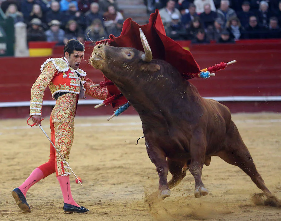 Enrique Ponce cuaja una de sus mejores tardes en Valencia. Por encima del número de trofeos, dos orejas de su segundo toro y una apoteósica vuelta al ruedo. Tras una incomprensible negativa del presidente, hay que resaltar dos faenas de grandísimo nivel. Elegante y técnicamente perfecta su primer trasteo y muy poderosa la faena del éxito final. A ese toro prácticamente ningún otro torero lo puede torear con esa magnificencia.