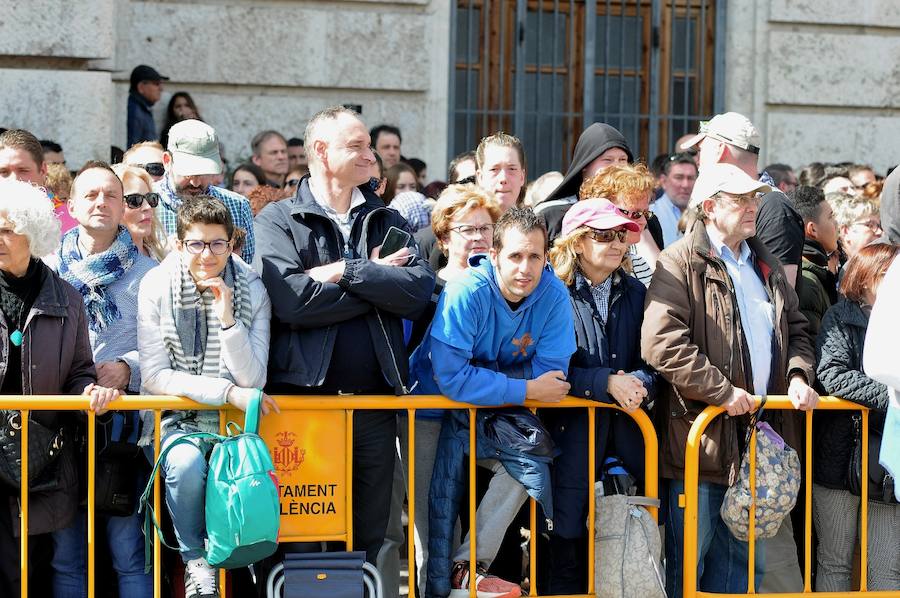 Valencia ha vibrado enfervorizada y se ha rendido a la elegancia y la brutalidad pirotécnica que ha desplegado este domingo Pirotecnia Valenciana en una plaza del Ayuntamiento abarrotada, que ha aplaudido la apuesta y la innovación de la penúltima mascletà de las Fallas de 2018.