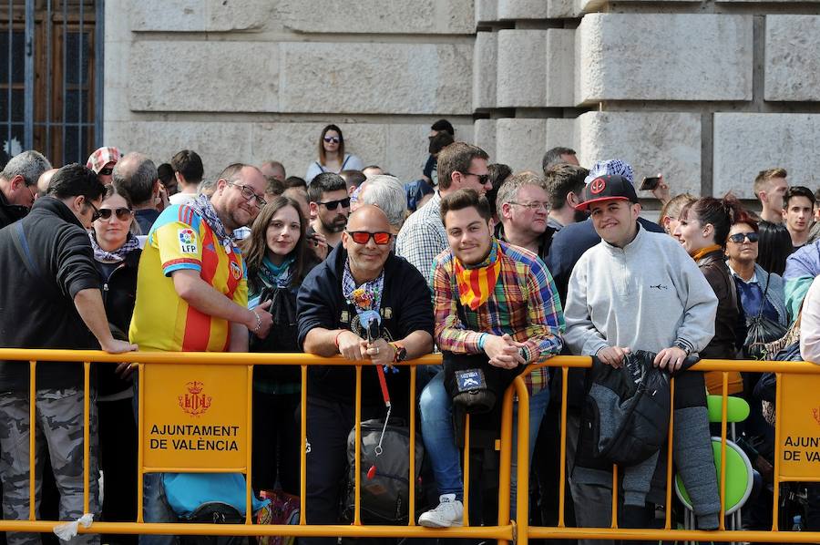 Valencia ha vibrado enfervorizada y se ha rendido a la elegancia y la brutalidad pirotécnica que ha desplegado este domingo Pirotecnia Valenciana en una plaza del Ayuntamiento abarrotada, que ha aplaudido la apuesta y la innovación de la penúltima mascletà de las Fallas de 2018.