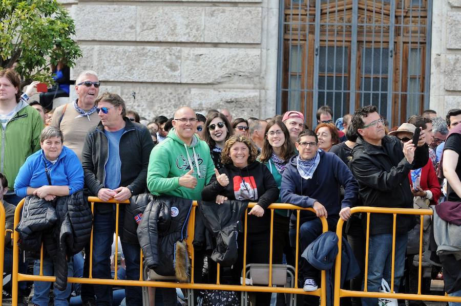 Valencia ha vibrado enfervorizada y se ha rendido a la elegancia y la brutalidad pirotécnica que ha desplegado este domingo Pirotecnia Valenciana en una plaza del Ayuntamiento abarrotada, que ha aplaudido la apuesta y la innovación de la penúltima mascletà de las Fallas de 2018.