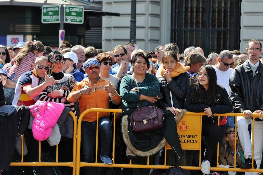 Valencia ha vibrado enfervorizada y se ha rendido a la elegancia y la brutalidad pirotécnica que ha desplegado este domingo Pirotecnia Valenciana en una plaza del Ayuntamiento abarrotada, que ha aplaudido la apuesta y la innovación de la penúltima mascletà de las Fallas de 2018.