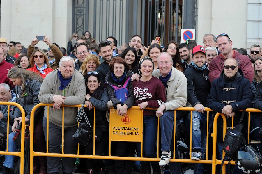 Valencia ha vibrado enfervorizada y se ha rendido a la elegancia y la brutalidad pirotécnica que ha desplegado este domingo Pirotecnia Valenciana en una plaza del Ayuntamiento abarrotada, que ha aplaudido la apuesta y la innovación de la penúltima mascletà de las Fallas de 2018.