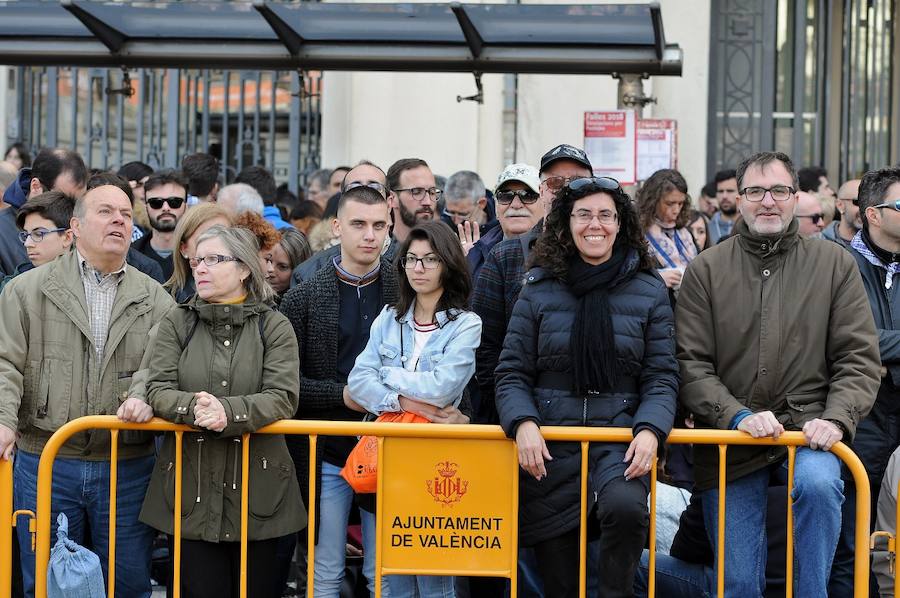 Valencia ha vibrado enfervorizada y se ha rendido a la elegancia y la brutalidad pirotécnica que ha desplegado este domingo Pirotecnia Valenciana en una plaza del Ayuntamiento abarrotada, que ha aplaudido la apuesta y la innovación de la penúltima mascletà de las Fallas de 2018.