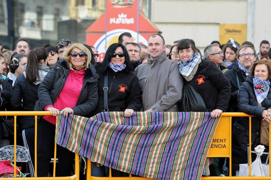 Valencia ha vibrado enfervorizada y se ha rendido a la elegancia y la brutalidad pirotécnica que ha desplegado este domingo Pirotecnia Valenciana en una plaza del Ayuntamiento abarrotada, que ha aplaudido la apuesta y la innovación de la penúltima mascletà de las Fallas de 2018.