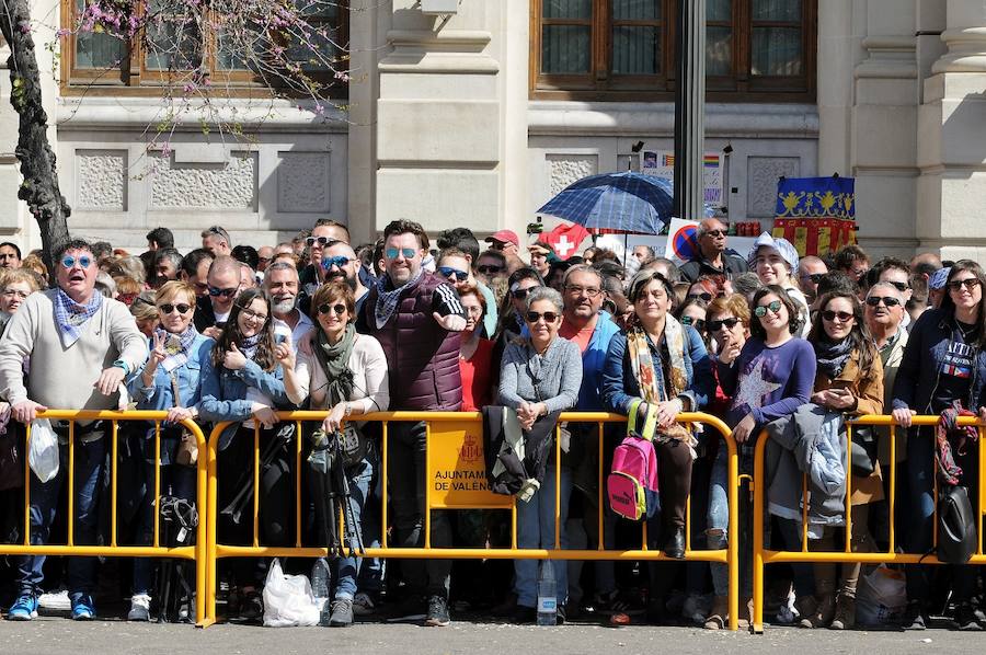 Valencia ha vibrado enfervorizada y se ha rendido a la elegancia y la brutalidad pirotécnica que ha desplegado este domingo Pirotecnia Valenciana en una plaza del Ayuntamiento abarrotada, que ha aplaudido la apuesta y la innovación de la penúltima mascletà de las Fallas de 2018.