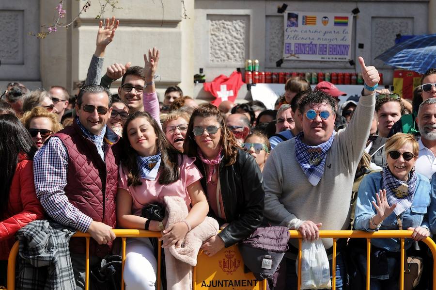 Valencia ha vibrado enfervorizada y se ha rendido a la elegancia y la brutalidad pirotécnica que ha desplegado este domingo Pirotecnia Valenciana en una plaza del Ayuntamiento abarrotada, que ha aplaudido la apuesta y la innovación de la penúltima mascletà de las Fallas de 2018.