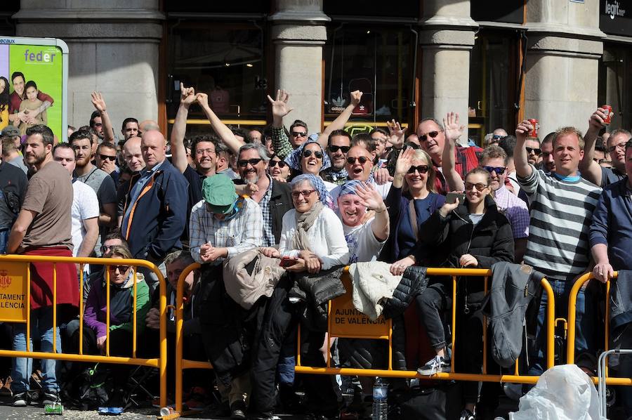 Valencia ha vibrado enfervorizada y se ha rendido a la elegancia y la brutalidad pirotécnica que ha desplegado este domingo Pirotecnia Valenciana en una plaza del Ayuntamiento abarrotada, que ha aplaudido la apuesta y la innovación de la penúltima mascletà de las Fallas de 2018.