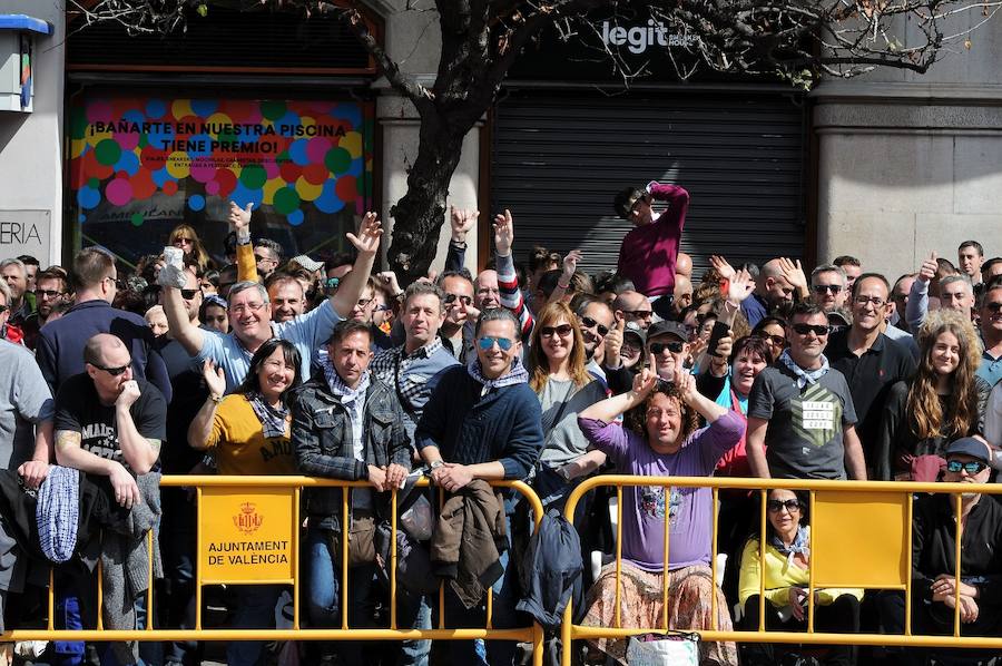 Valencia ha vibrado enfervorizada y se ha rendido a la elegancia y la brutalidad pirotécnica que ha desplegado este domingo Pirotecnia Valenciana en una plaza del Ayuntamiento abarrotada, que ha aplaudido la apuesta y la innovación de la penúltima mascletà de las Fallas de 2018.