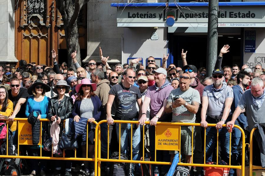 Valencia ha vibrado enfervorizada y se ha rendido a la elegancia y la brutalidad pirotécnica que ha desplegado este domingo Pirotecnia Valenciana en una plaza del Ayuntamiento abarrotada, que ha aplaudido la apuesta y la innovación de la penúltima mascletà de las Fallas de 2018.