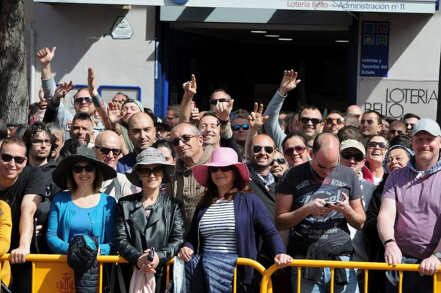 Valencia ha vibrado enfervorizada y se ha rendido a la elegancia y la brutalidad pirotécnica que ha desplegado este domingo Pirotecnia Valenciana en una plaza del Ayuntamiento abarrotada, que ha aplaudido la apuesta y la innovación de la penúltima mascletà de las Fallas de 2018.