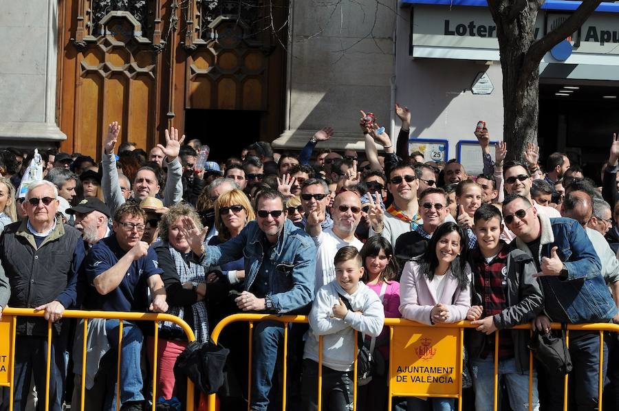 Valencia ha vibrado enfervorizada y se ha rendido a la elegancia y la brutalidad pirotécnica que ha desplegado este domingo Pirotecnia Valenciana en una plaza del Ayuntamiento abarrotada, que ha aplaudido la apuesta y la innovación de la penúltima mascletà de las Fallas de 2018.