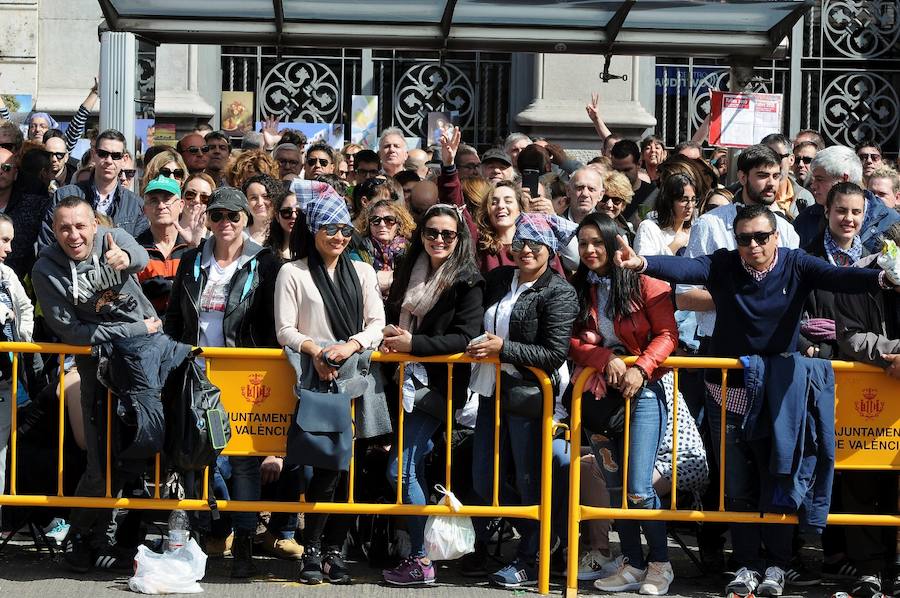 Valencia ha vibrado enfervorizada y se ha rendido a la elegancia y la brutalidad pirotécnica que ha desplegado este domingo Pirotecnia Valenciana en una plaza del Ayuntamiento abarrotada, que ha aplaudido la apuesta y la innovación de la penúltima mascletà de las Fallas de 2018.